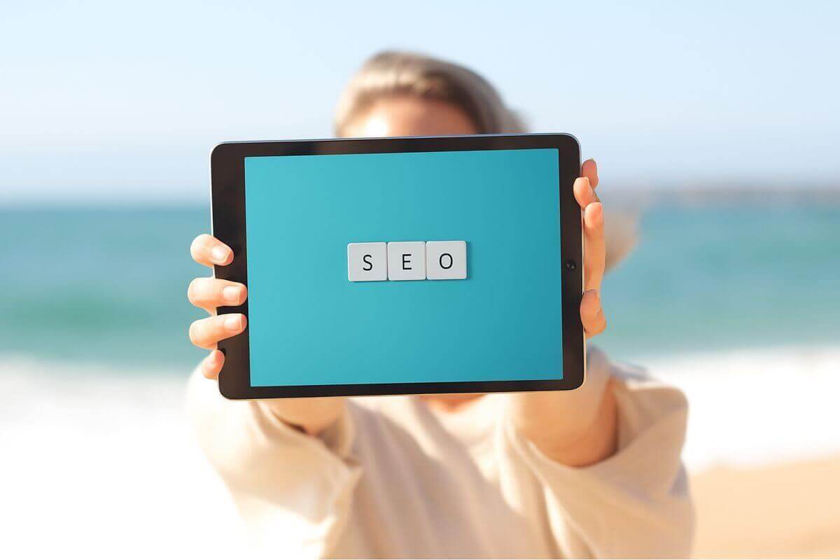 Tablette affichant « SEO » face à l’océan